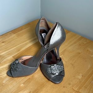 Badgley Mischka Salsa Pump Pewter Metallic women’s size 7.5-8